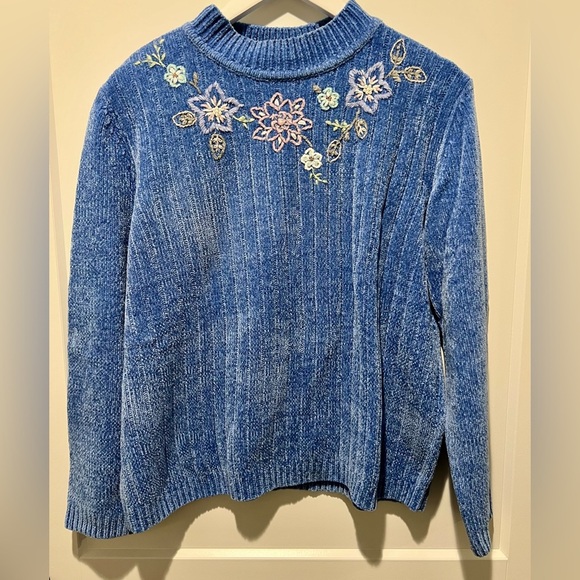 Vintage Sweaters - Vintage Alfred Dunner Soft Floral Embroidered Sweater